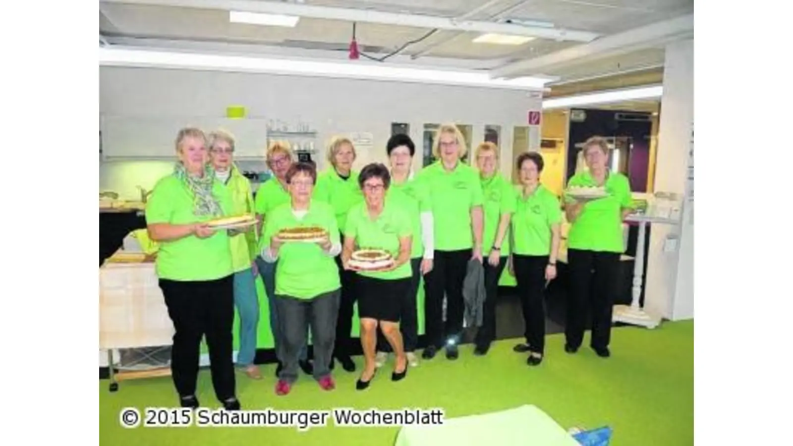 LandFrauen tischen im Möbelhaus auf (Foto: red)