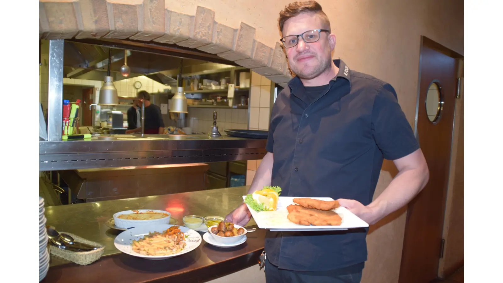 Der Chef beim Servieren des Spargel-Klassikers mit Beilagen und einem Auflauf. (Foto: ab)