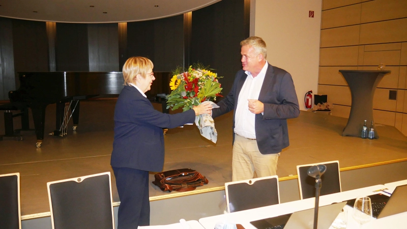 Mit Standing-Ovation wurde Bürgermeisterin Marlies Matthias durch Mike Schmidt für ihr Engagement gedankt. (Foto: gk)