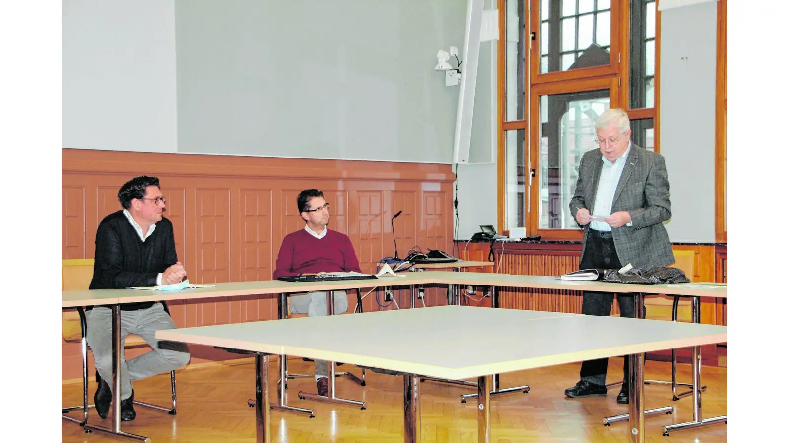 Axel Wohlgemuth (li.) und Björn Sassenberg (mi.) hören den Ausführugen der Initiative zu und werden die Petition mit in den Rat nehmen. (Foto: nh)