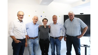 Lars Masurek (v. li, Wirtschaftsförderung), Axel Sendtke (Business-Angel), Saskia Hintz (Unternehmensgründerin), Axel Bergmann (Business-Angel) und Hilger Rabe (Weserbergland AG) freuen sich über die geglückte Unternehmensübernahme.  (Foto: bb)