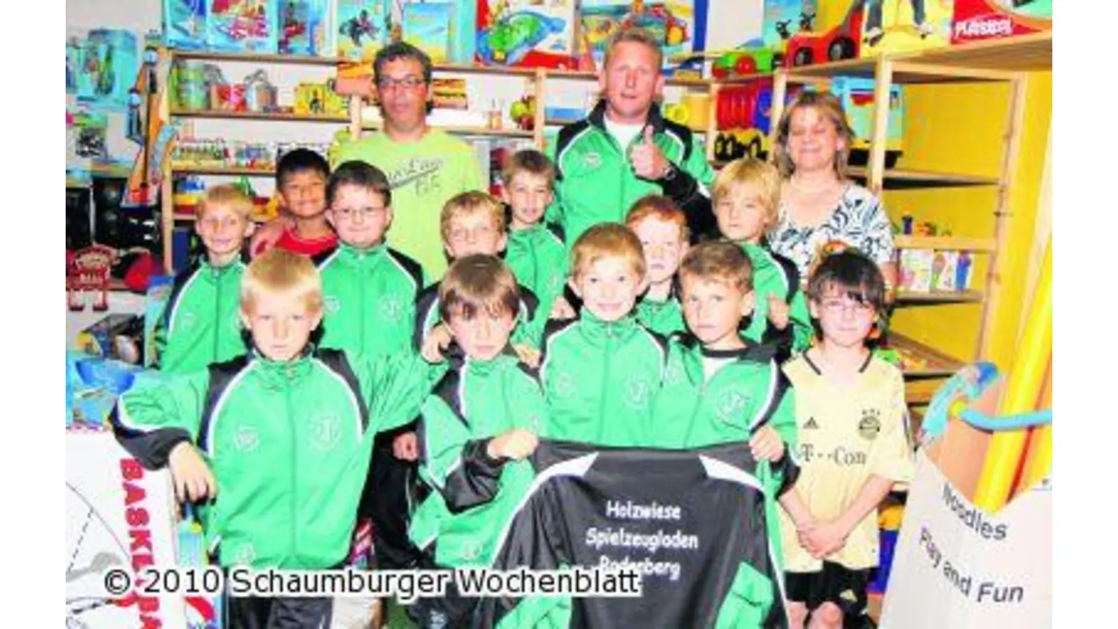 Fußballer bekommen neueTrainingsanzüge (Foto: bb)