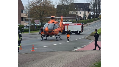 Ein Rettungshubschrauber landete auf der Kreuzung im Ort. (Foto: privat)