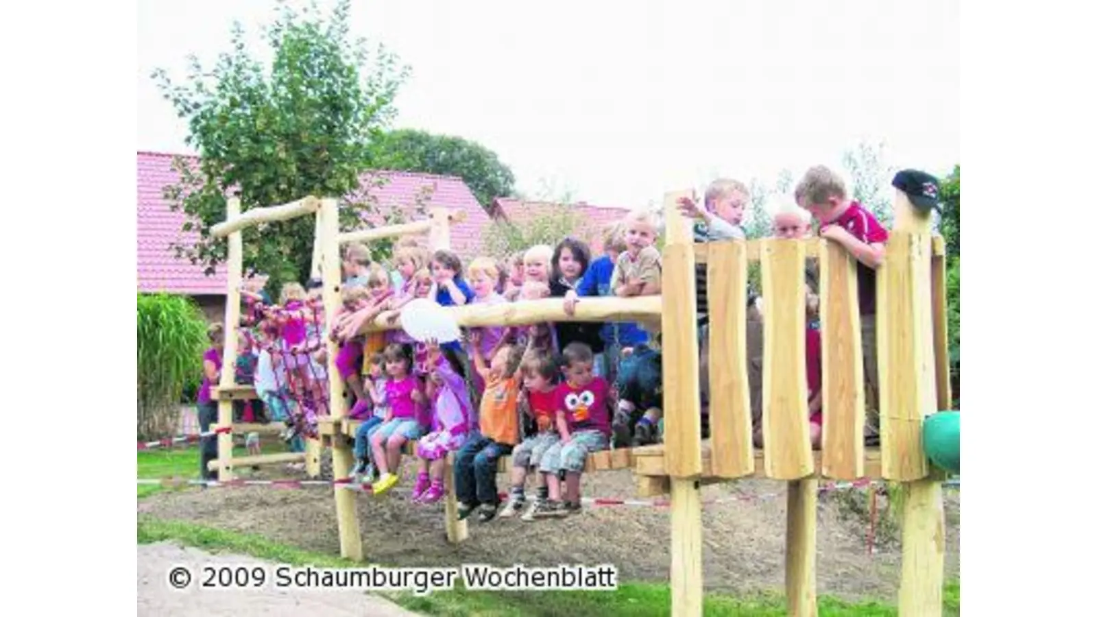 Kinder bekommen Spielgerät (Foto: em)