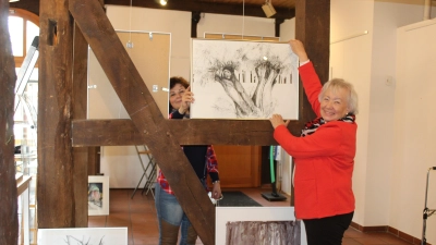 Haben zusammen aufgebaut (v.li.): Zarah Shah Ali und Gabriele Rinkleff. (Foto: wb)