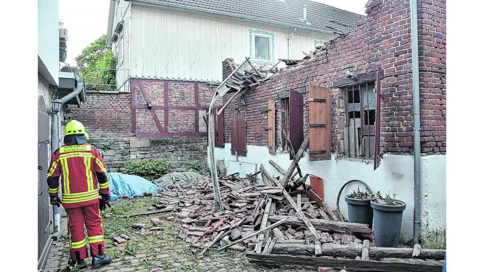 Dacheinsturz in der Bückeburger Innenstadt geht glimpflich aus (Foto: jb)