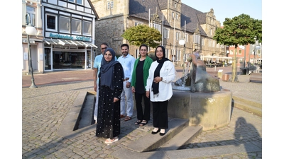 Die Vereinsvorsitzende Binazir Sediqi (Vorn), und ihre Stellvertreterin Shukiba Halimi (rechts), mit engagierten Mitgliedern des Afghanischen Kulturvereins. (Foto: ab)