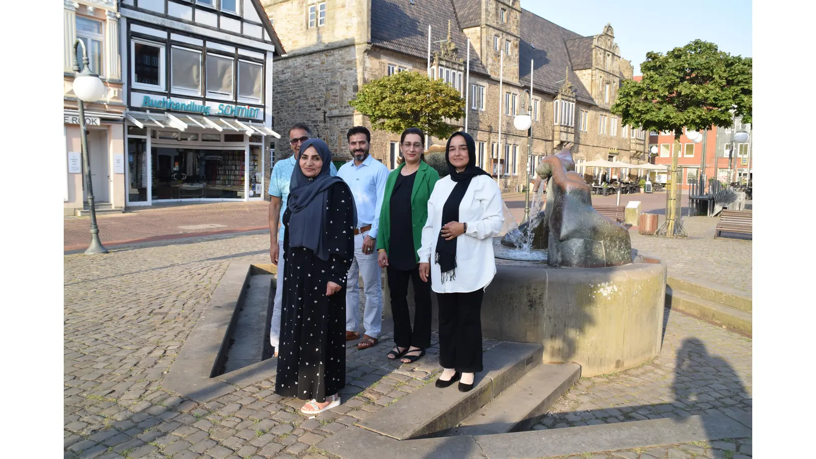 Die Vereinsvorsitzende Binazir Sediqi (Vorn), und ihre Stellvertreterin Shukiba Halimi (rechts), mit engagierten Mitgliedern des Afghanischen Kulturvereins. (Foto: ab)