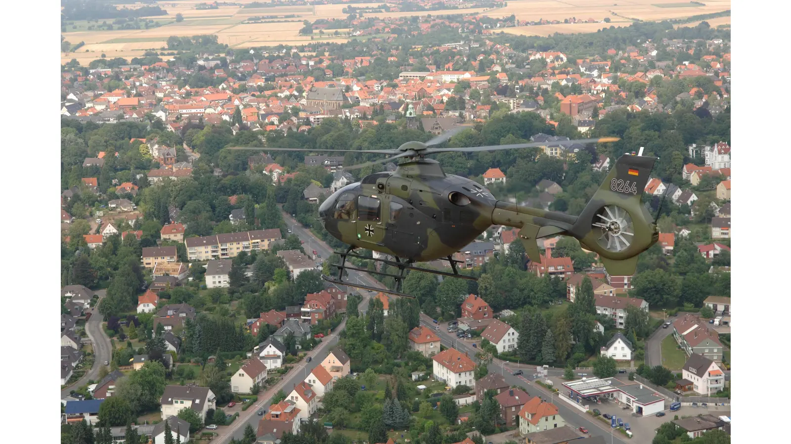 Die Gästeführung zeigt, wie sich Achum ducrh Bau und Betrieb des Flugplatzes grundlegend gewandelt hat.  (Foto: privat)