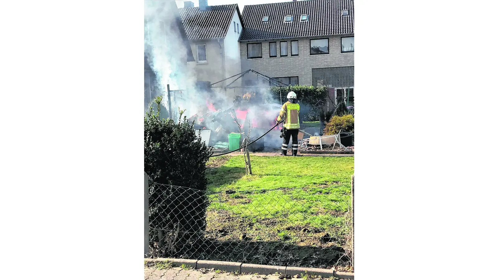 Pavillon und Holzstapel stehen in Vollbrand (Foto: red)