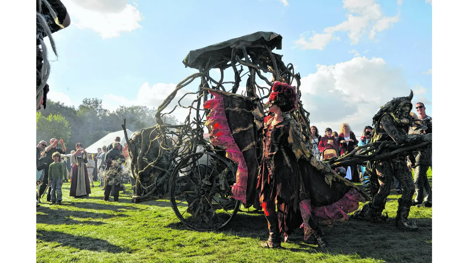 Großer Pestumzug führt durch den Schlosspark (Foto: jh)