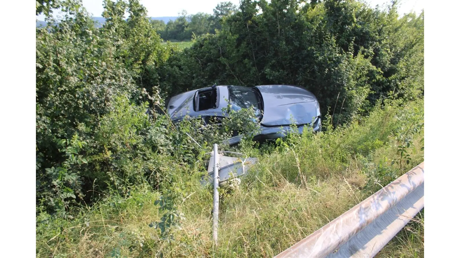 Nachdem der Fahrer die Kontrolle über sein Fahrzeug verlor, landete dieses im Graben. (Foto:  Polizei Minden-Lübbecke)