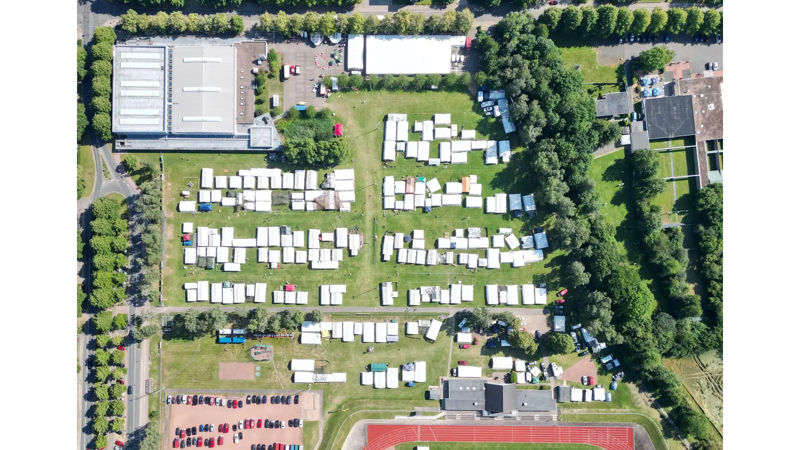 Das letzte Kreiszeltlager 2023 am Jahnstadion aus der Vogelperspektive, in diesem Jahr zeltet der Feuerwehrnachwuchs erstmals auf dem Gelände der Feuerwehrtechnischen Zentrale.  (Foto: Kinder- und Jugendfeuerwehr Schaumburg)