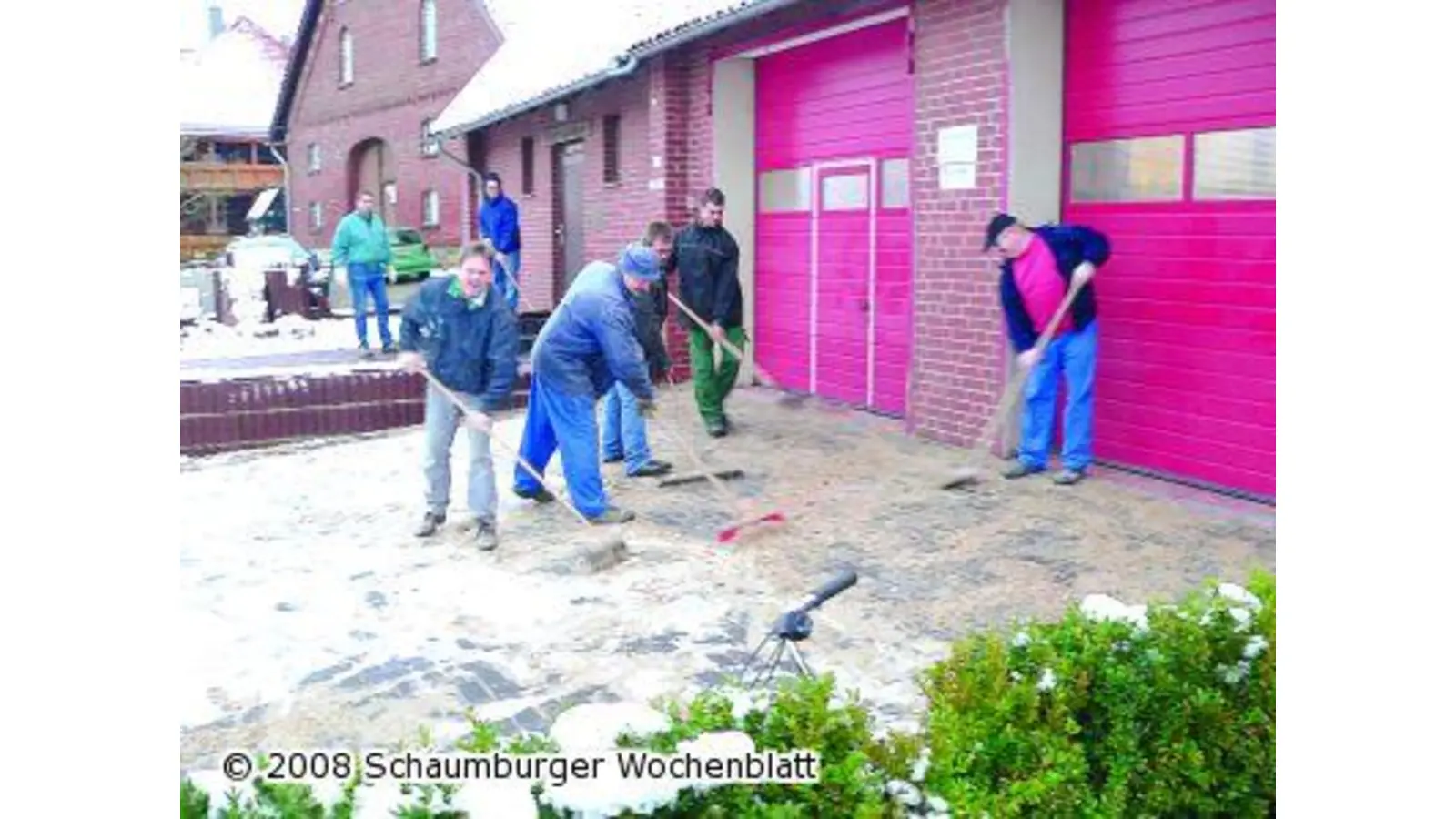 Keine Stolperfallen mehr am Gerätehaus (Foto: al)