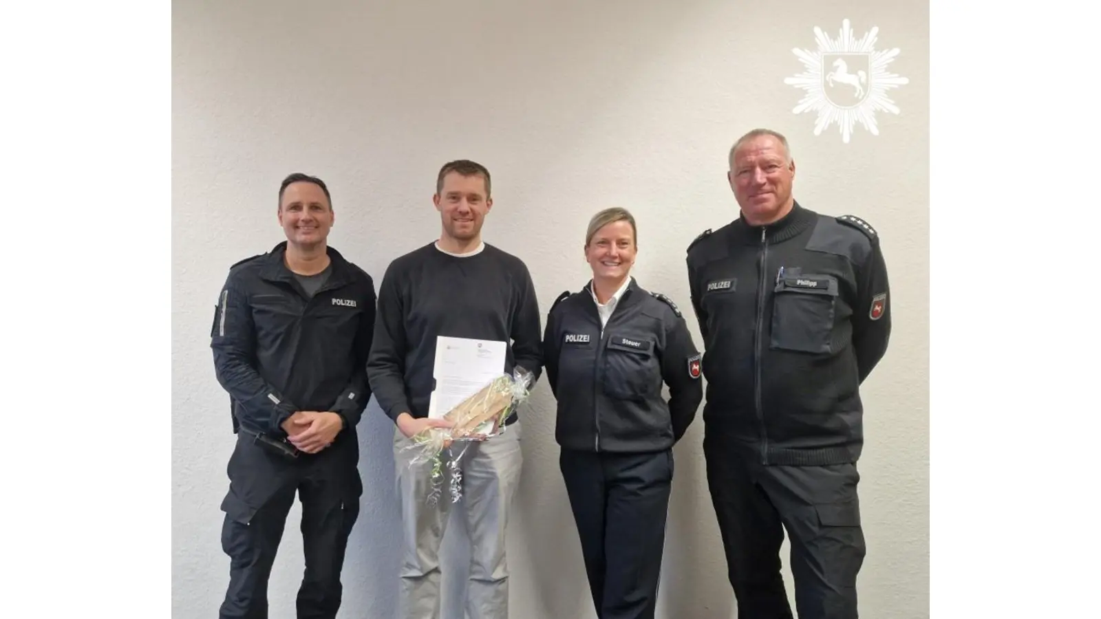 Am Freitag, den 05.12.2025, um 14:00 Uhr, fand ein persönliches Treffen mit dem Helfer - Bert Krebs-Koopmann - im Polizeikommissariat Stadthagen statt. Neben ihm nahmen die Dienststellenleiterin Nadine Steuer, der Leiter des Einsatz- und Streifendienstes Udo Philipp sowie der damalige Einsatzleiter Dirk Cholewa teil. (Foto: privat)