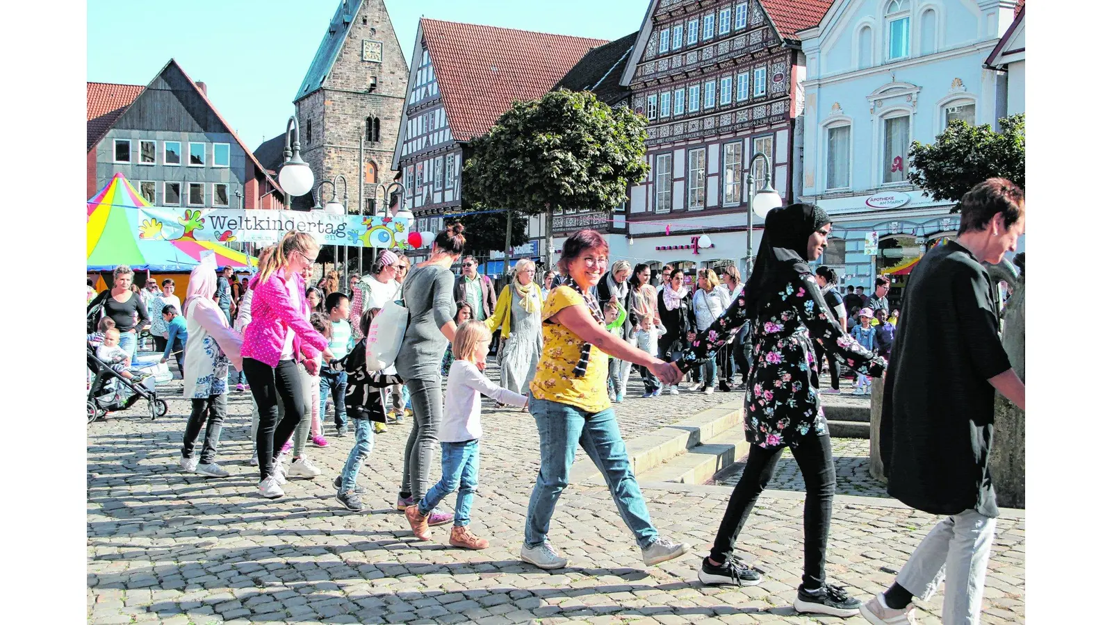 Die Kinder erobern spielend den Stadthäger Marktplatz (Foto: nh)