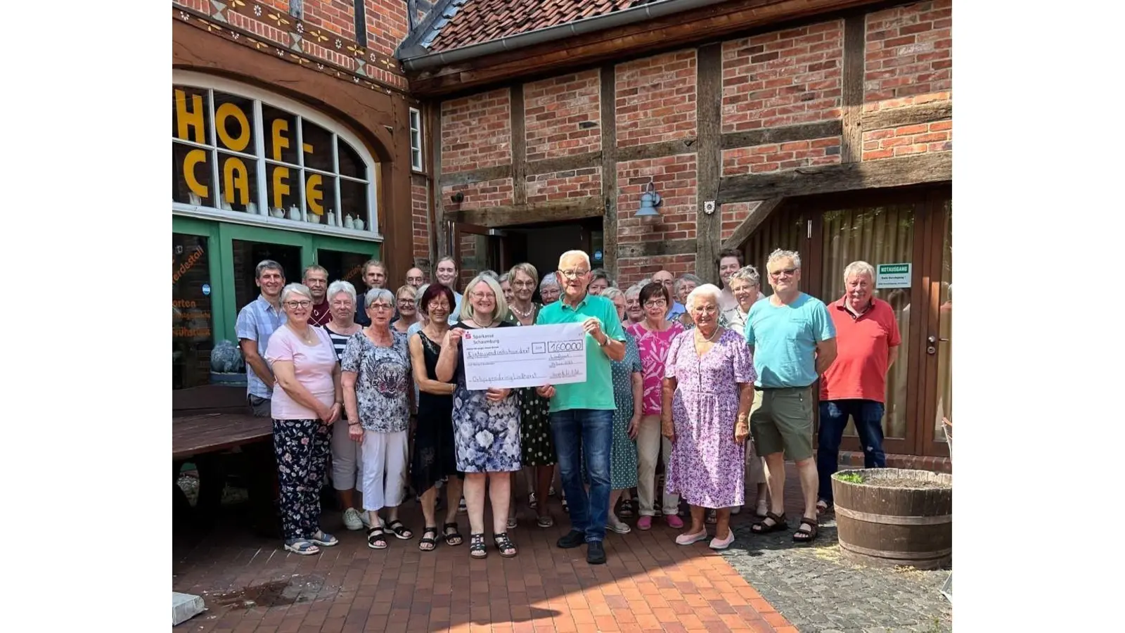 Iris Fischer nimmt die Spende über 1.600 Euro für Ferienspaßaktionen entgegen. (Foto: privat)