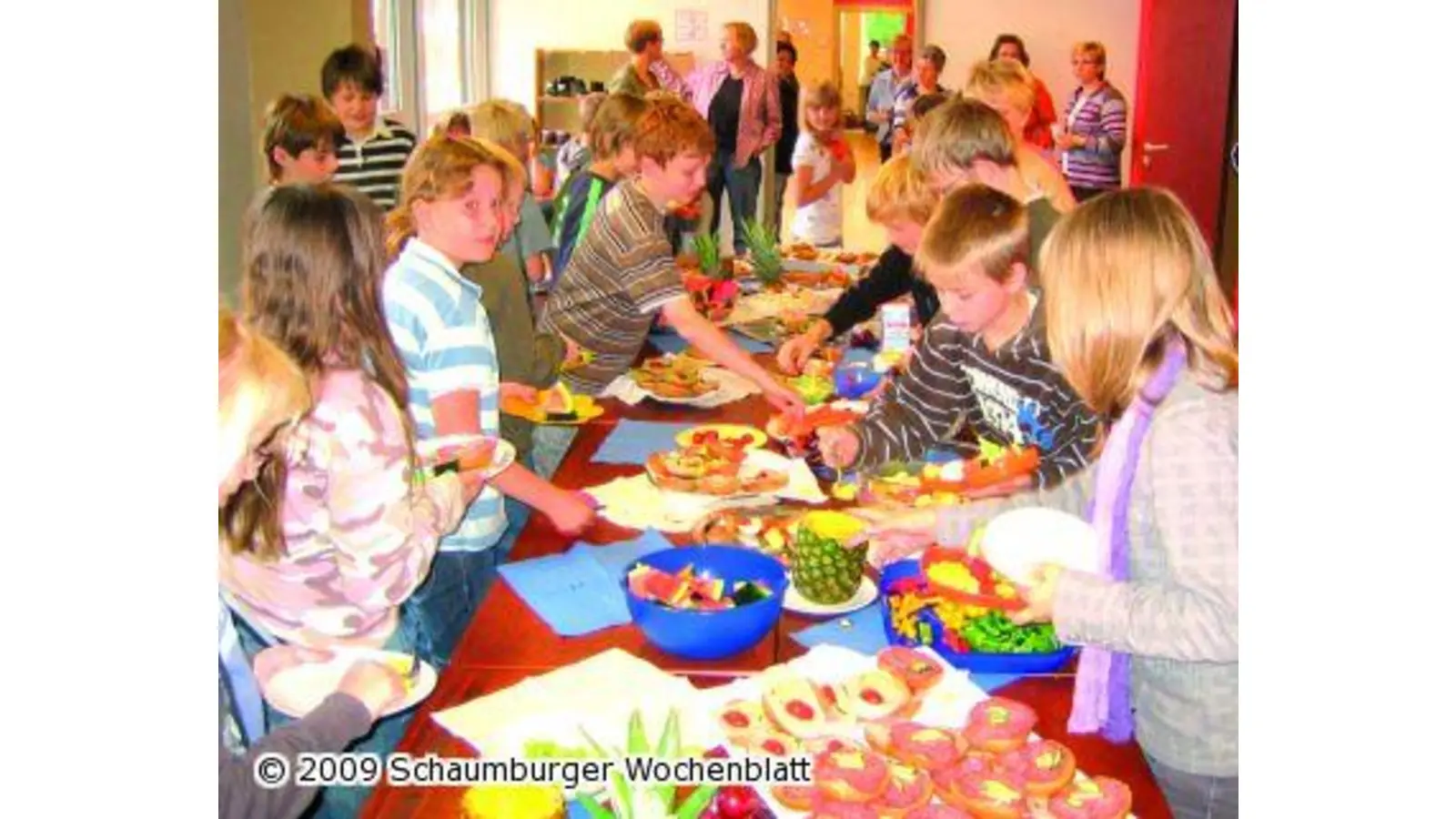 Grundschüler freuen sich über ein leckeres Büfett (Foto: wtz)