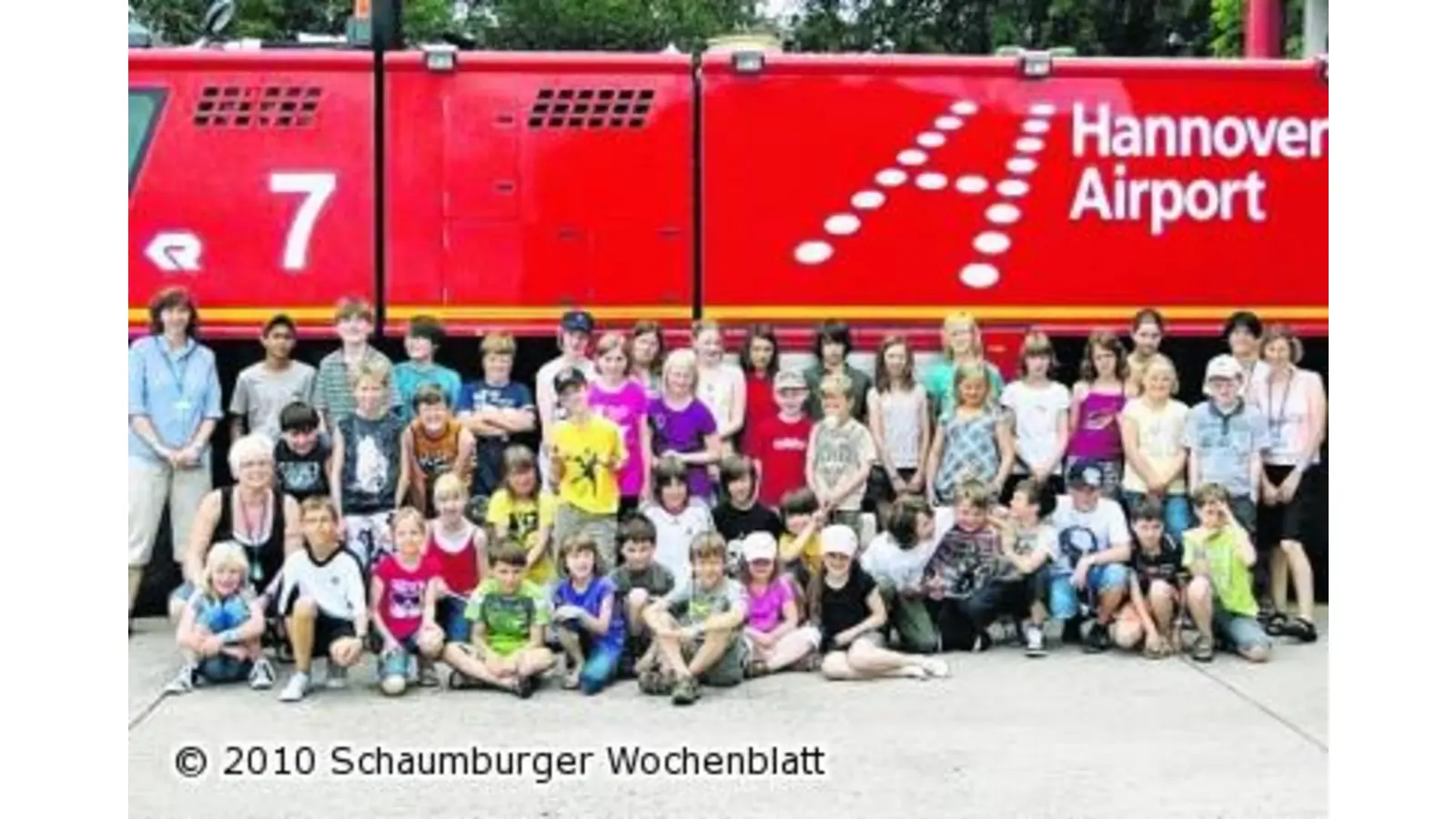 Erlebnistour auf dem Flughafen Ferienspaßkinder live dabei bei einem Löscheinsatz der Flughafenfeuerwehr (Foto: tt)
