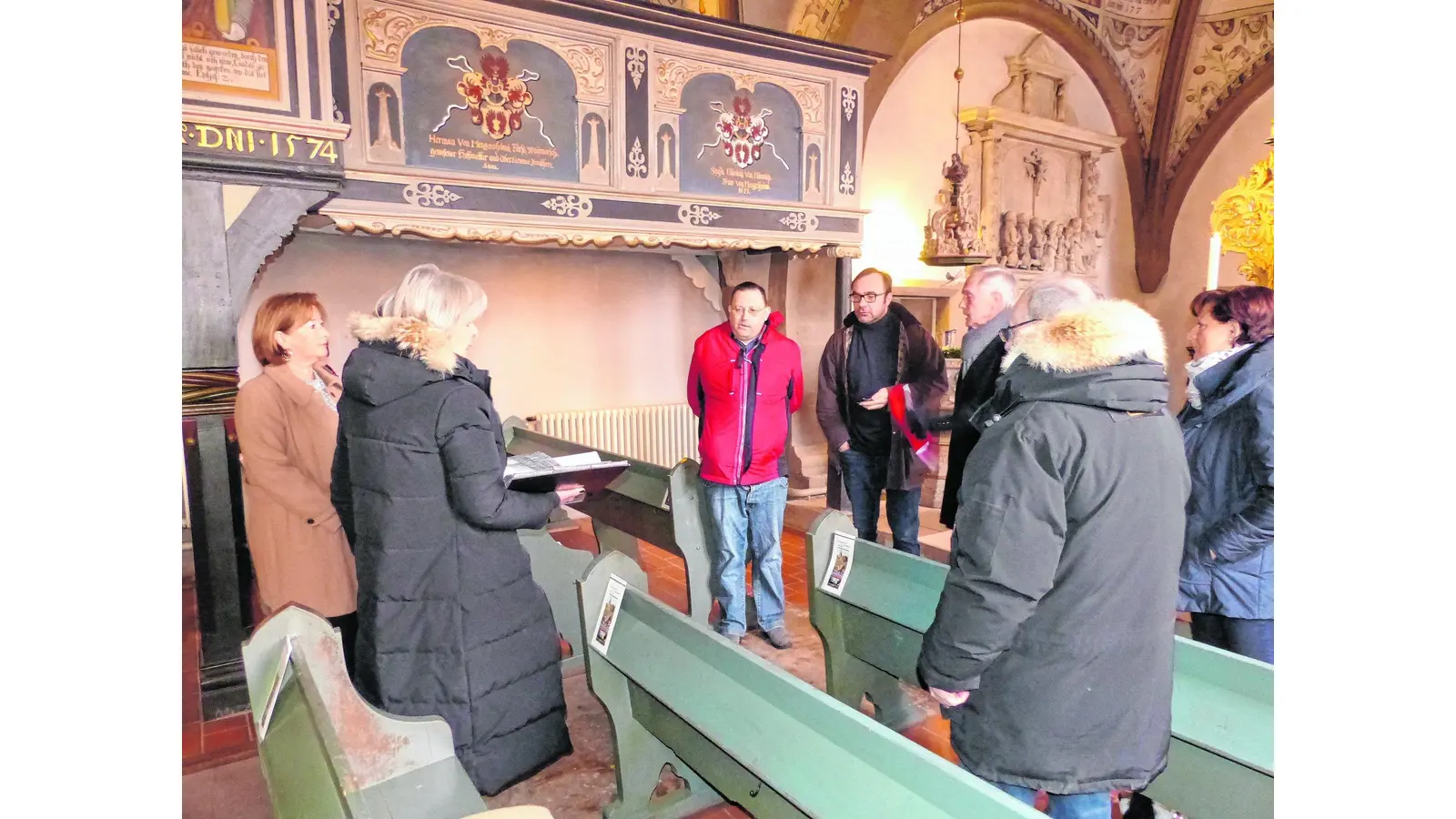 Graue Kissen für die Kirchenbänke (Foto: red)