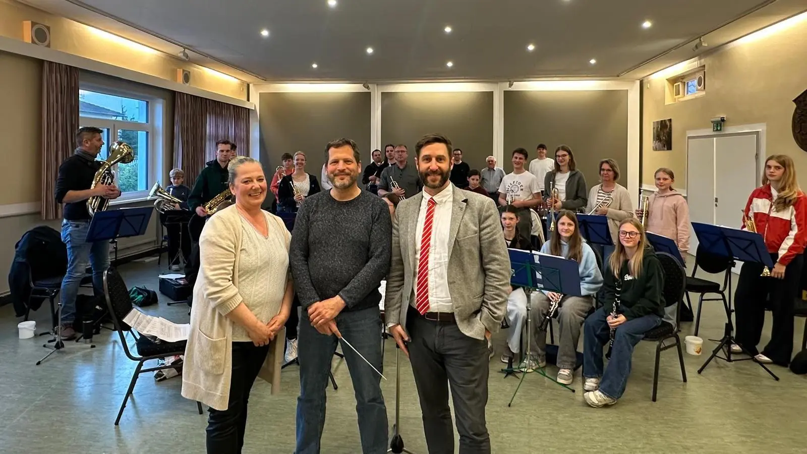 Ivonne Ehrlich (Spartenleitung) und Torsten Seinecke (musikalischer Leiter), nehmen die Spende vor dem Musikzug Pohle von Matthias Mühlenhoff (Geschäftsstellenleiter Sparkasse Lauenau) entgegen. (Foto: gk)