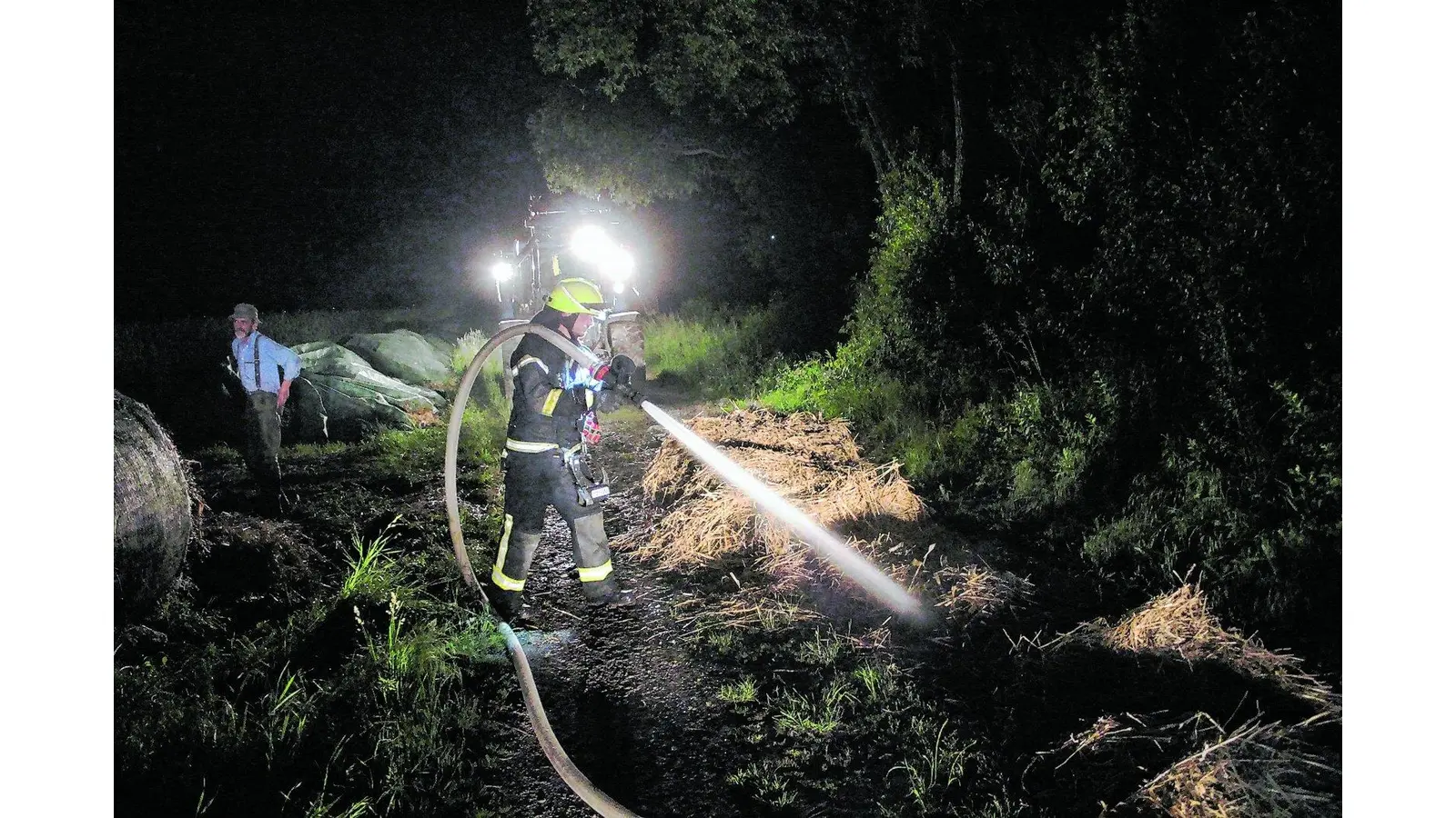 Brennende Strohballen sorgen für einen schweißtreibenden Einsatz (Foto: jb)