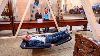 In der Segensschaukel: Ralf Meister betrachtet den Kirchenraum aus einer ungewohnten Perspektive. (Foto: Mirko Bartels)