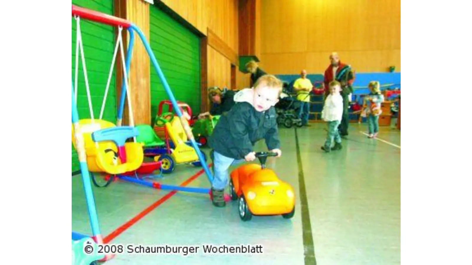 Sporthalle wird zum Kaufhaus umfunktioniert (Foto: red)
