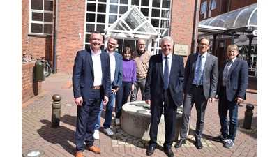 Die Initiatoren und Förderer des Stadt.Fonds (v.l.n.r.): Fabian Grote, Jörg Nietsche (Sparkasse Schaumburg), Ricarda Mohr, Lars Masurek (Wirtschaftsförderung), Dieter Kindermann RKA-Versicherungsmakler), Markus Meyer (Volksbank Hameln-Stadthagen), Bürgermeister Oliver Theiß. (Foto: ab)