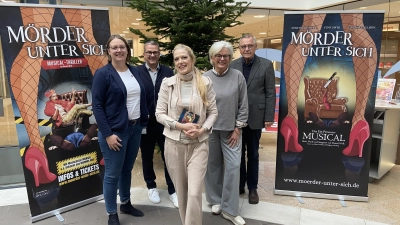Nadia Struckmeier und Jörg Nitsche von der Sparkasse Schaumburg, Maricel Wölk als Darstellerin aller 15 Charaktere im Musikal, Juliane Weiß und Wolfgang Westphal vom Kulturring Rinteln freuen sich auf „Mörder unter sich“ am 20. Februar in der „ErnA“. (Foto: ste)