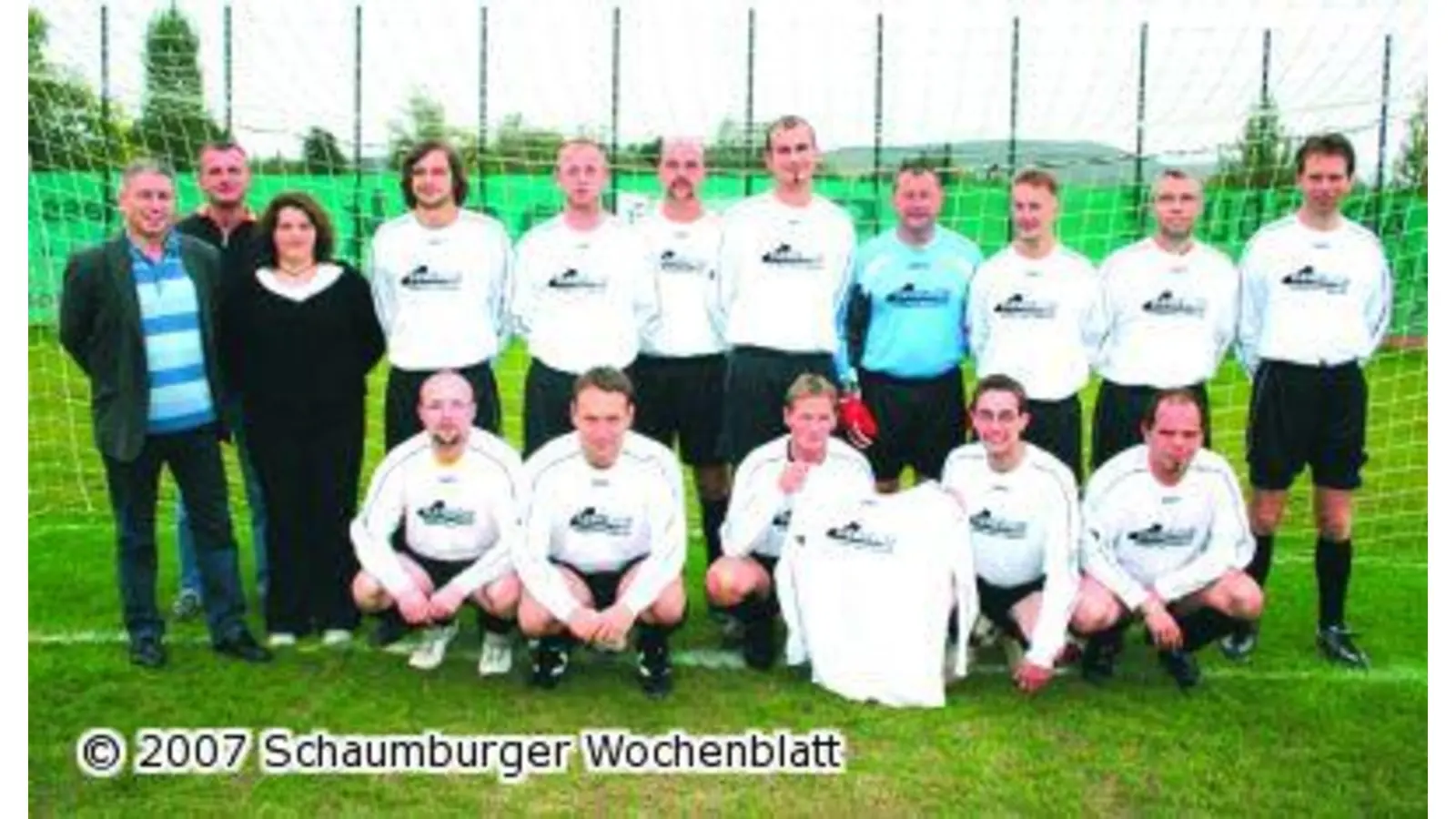 SGR-Kicker freuen sich über neue Trikots Bepelog-Spedition spendet Ausrüstungssatz (Foto: bb)