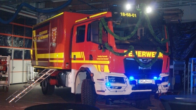 Mit Musik, Lichtorgel, Goldregen und Blaulicht wurde das neue Fahrzeug von der Versammlung begrüßt (Foto: gk)