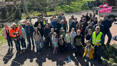 Groß war die Beteiligung bei der Müllsammelaktion im Dorf.  (Foto: privat)