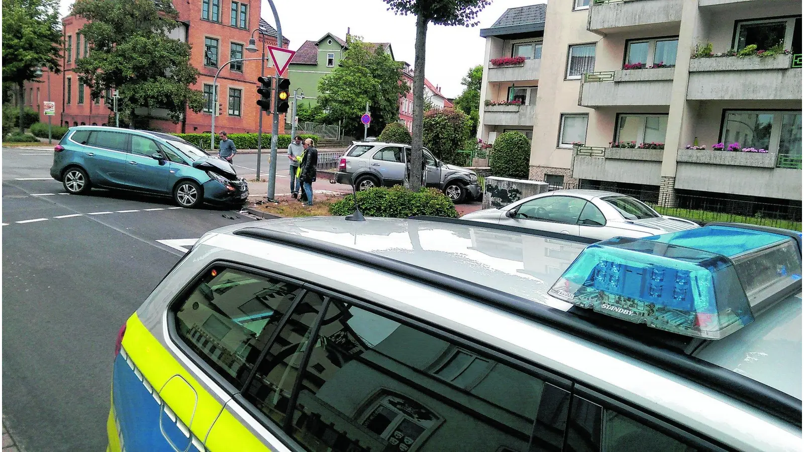 Die stark beschädigten Fahrzeuge nach dem Zusammenstoß im Kreuzungsbereich mit der ausgeschalteten Ampelanlage. (Foto: red)