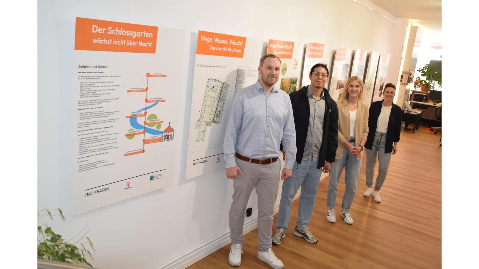 Präsentieren die Ausstellung im Stadt.Punkt: v.l.: Leon Herlt, Mark Brack (Bauamt), Jessica Lietzau, Ira Panolias (Stadt.Punkt). (Foto: ab)