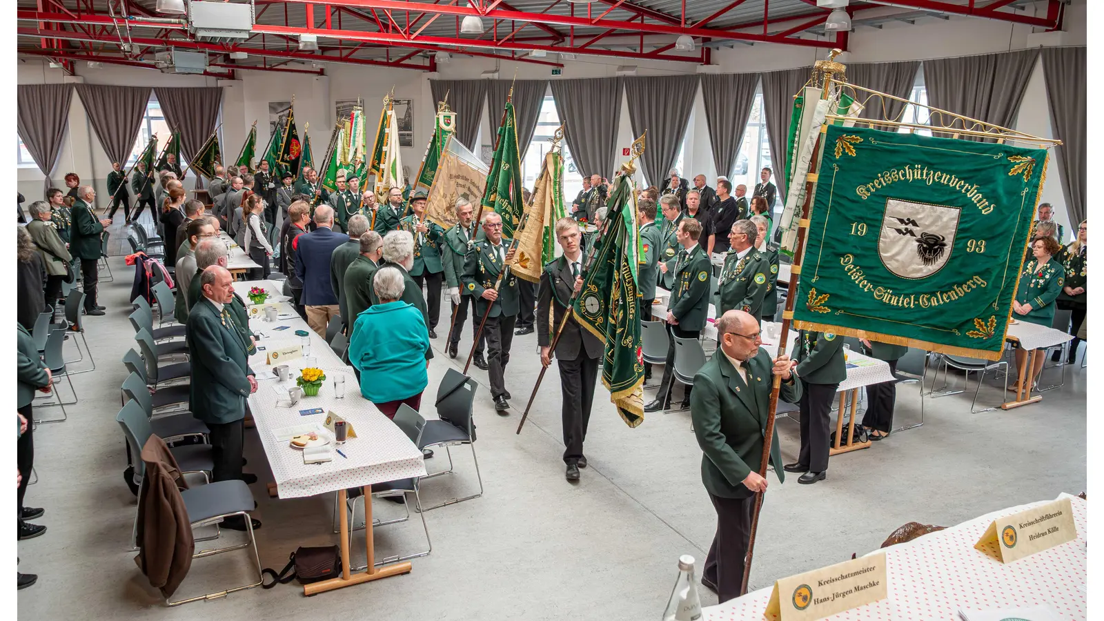 Einmarsch der Fahnenträger auf dem Kreisschützentag 2026 im Lauenauer Sägewerk (Foto: wk)