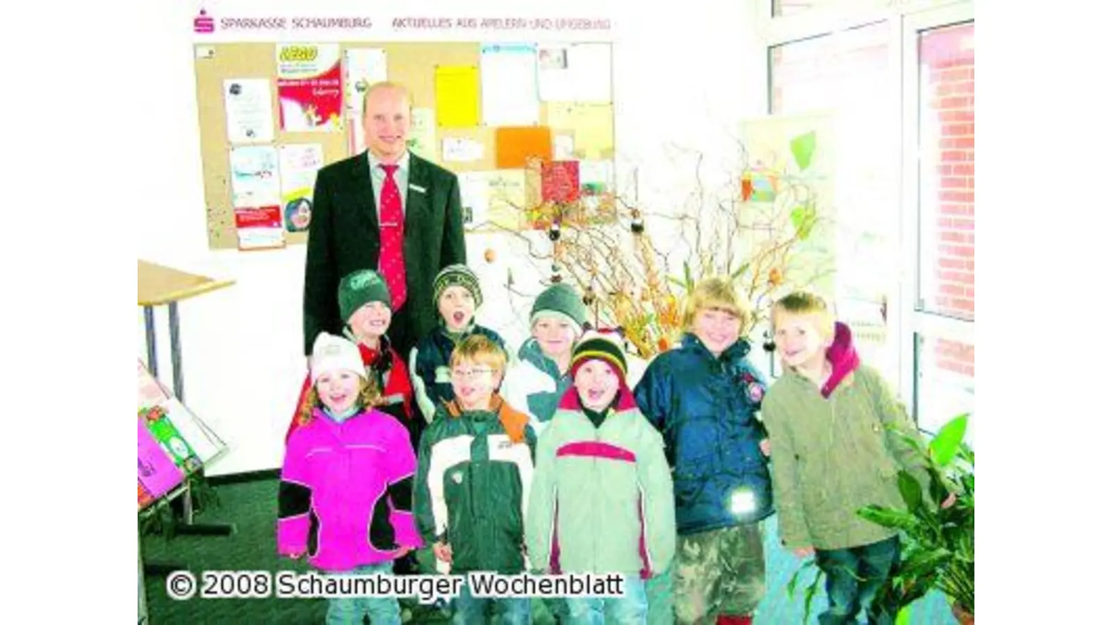 Kinder schmücken bunte Ostersträuße (Foto: red)