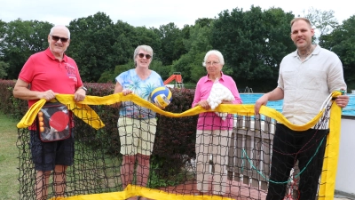 Mit Beachvolleyballnetz (v.li.): Jutta und Hans-Jörg Rohrbach, Margot Stemme und André Kunert. (Foto: gi)