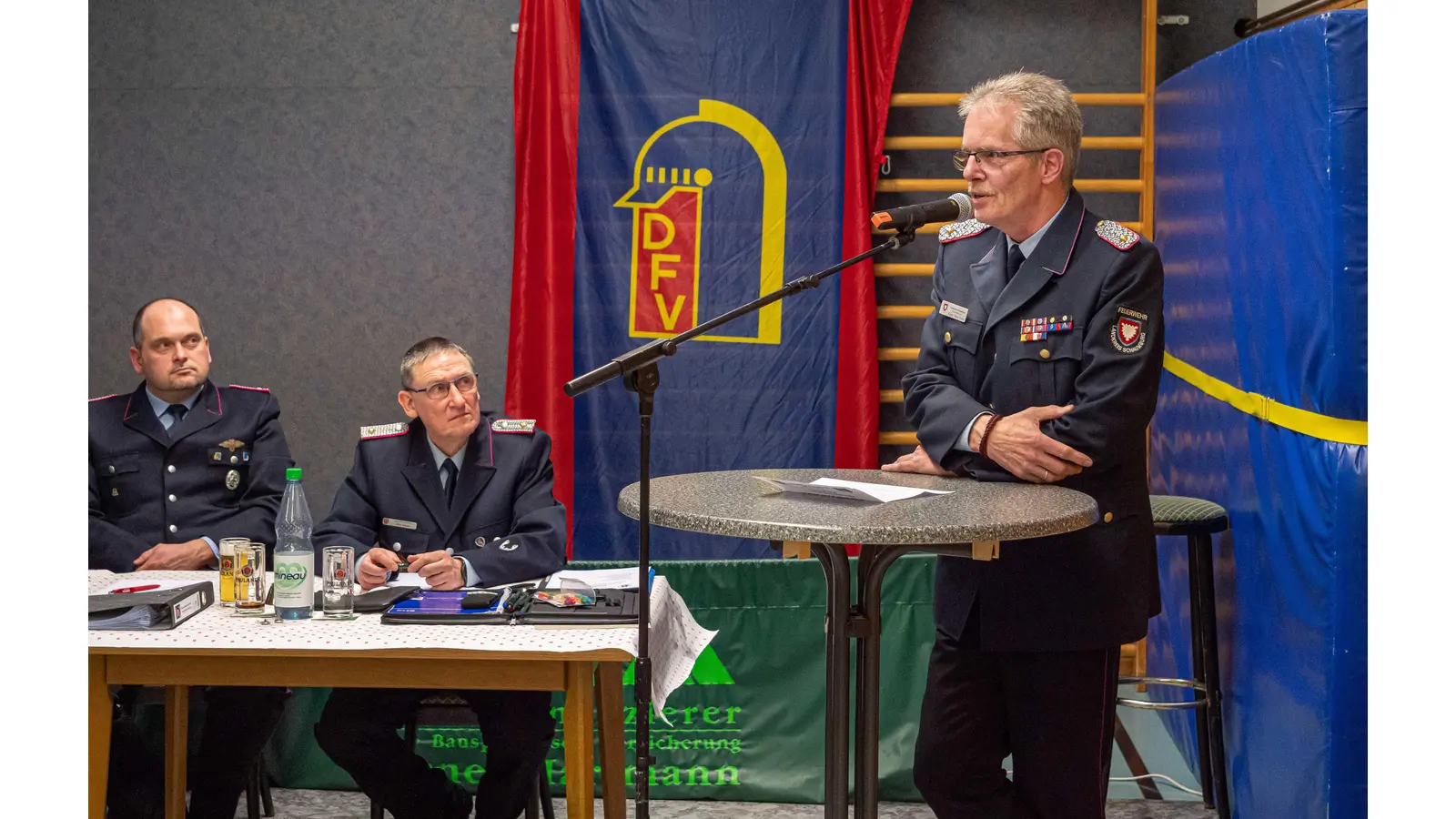 Kreisbrandmeister Klaus-Peter Grote (rechts) spricht zur Versammlung. Ortsbrandmeister Oliver Schwab (Mitte) und Stellvertreter Christian Haberstroh hören zu. (Foto: wk)
