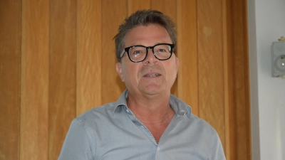 Claus Preuss von „Planet in Green“ aus Bad Salzufflen stellt die Pläne für die neue Freiflächenphotovoltaikanlage in Krankenhagen vor und animiert: „Wenn sie sich beteiligen wollen, gründen sie eine Genossenschaft und profitieren auch von der Anlage!“ (Foto: ste)