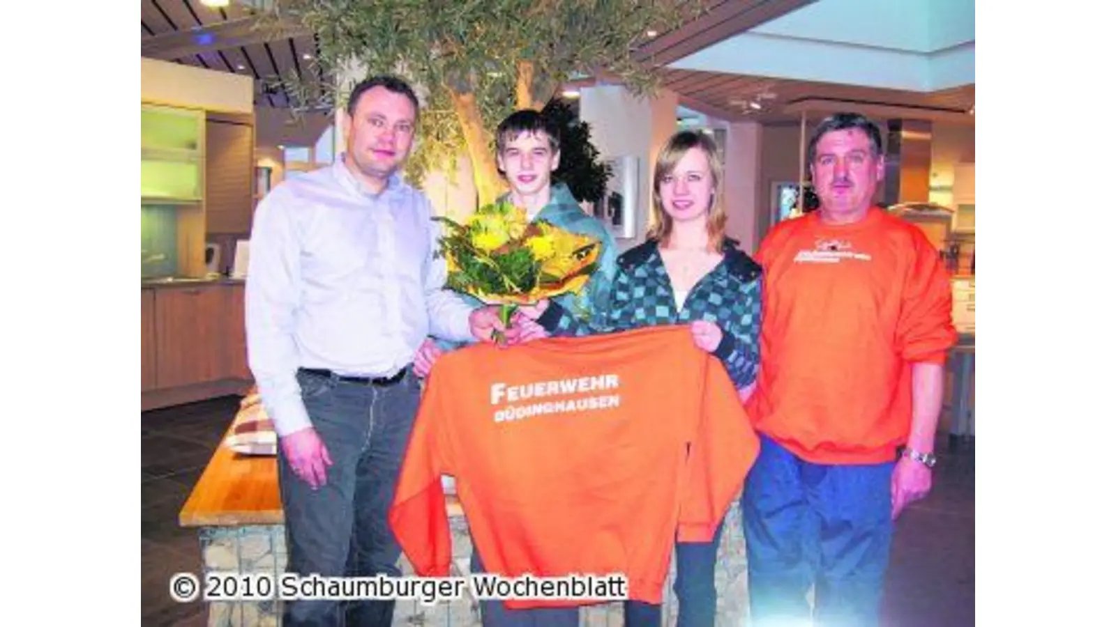 Neue Pullis für die Feuerwehr (Foto: em)