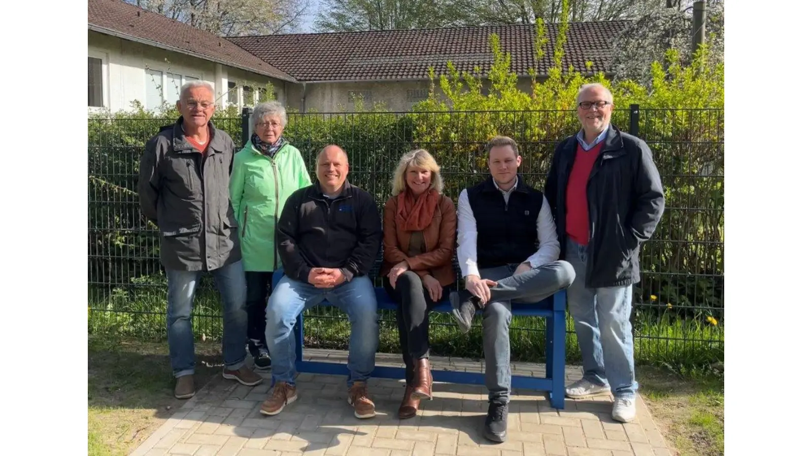 Bürgermeister Heinrich Widdel, Beiratsmitglied Birgit Gärtner, Rene Böger und Andrea Börger, Christian Blume und Manfred Völker, Vorsitzender des Senioren- und Behindertenbeirates bei der Einweihung der neuen Sitzbank.  (Foto: Borchers, Bastian)