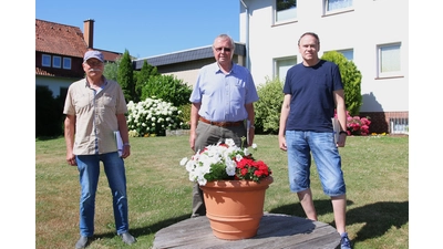 Die Bewertungskommission mit Ernst Allnoch (v. li.), Heinrich Rekate und Axel Trittin wirft im Rahmen des Blumenschmuckwettbewerbes einen Blick auf Gärten und Balkone der Rodenberger.  (Foto: bb)