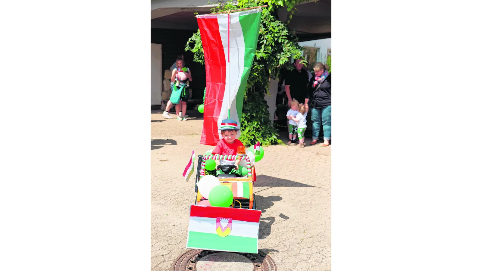 Zielstrebig und mit flatternder Stadtfahne fährt Noah auf die jährliche Prämierung zu (Foto: jl)
