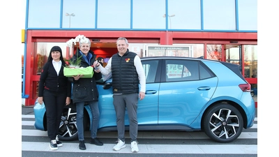 Svetlana Brandtner (li.), Leiterin der Kaufland-Filiale Stadthagen, und Andreas Rauch von Ferrero übergeben den ID.3 an Sabine Diekmann.  (Foto: bb)