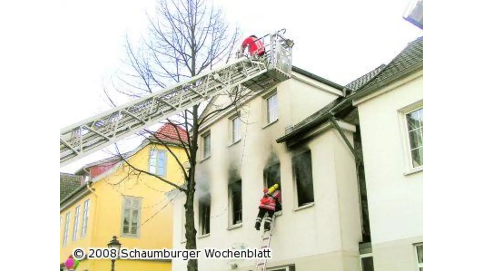 Verzweifelte Frau wirft ihre Kinder aus dem Fenster (Foto: red)