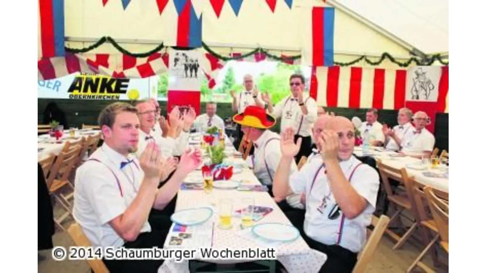 Männer tanzen Limbo (Foto: ag)