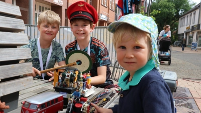 Die Schulfreunde Emil und Emil (v.li.) sorgten für einen reibungslosen Ablauf auf der Pendelstrecke. Der zweieinhalb Jahre alte Leander ist begeistert. (Foto: gi)