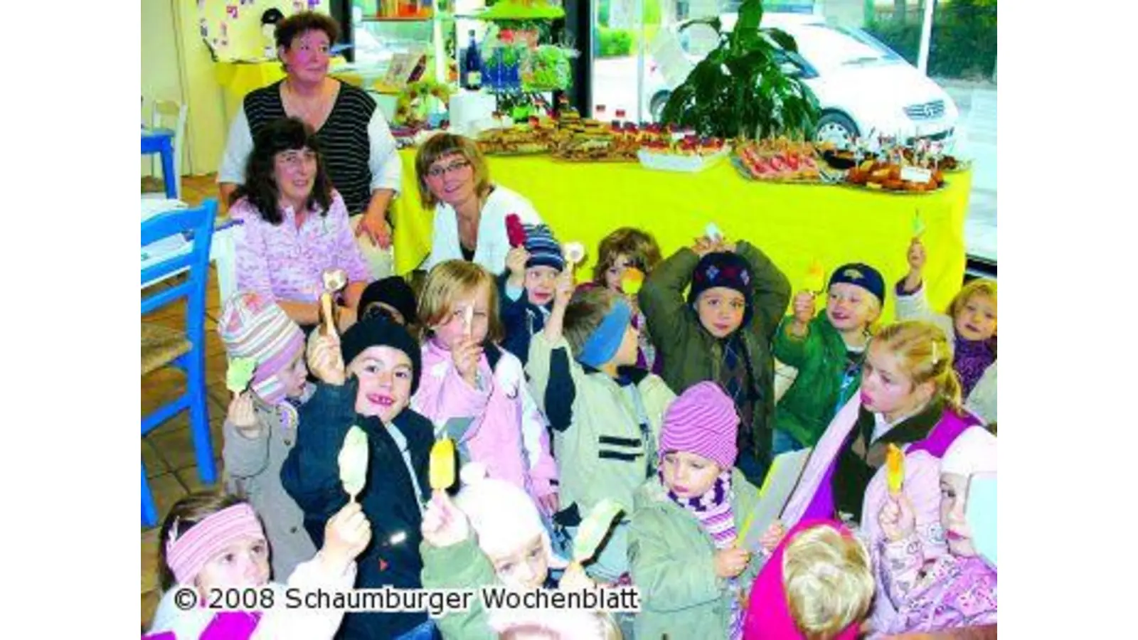 Kinder gratulieren dem Back-Shop (Foto: red)