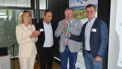 Staffelstab-Übergabe von Karl-Heinz Buchholz an Jörn Lohmann. Er wird künftig den Vorsitz der LAG haben und ihm zur Seite steht Andrea Lange für Andreas Wittrock.  (Foto: ste)